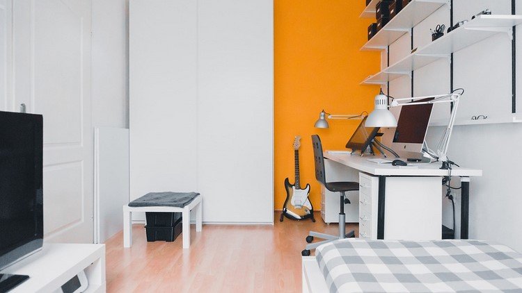 quarto infantil-escrivaninha-branco-laranja-parede-piso de madeira
