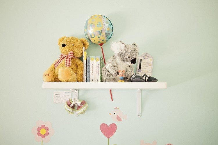 quarto infantil-parede-estante-animais-de pelúcia-livros