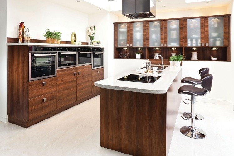 projetado profissionalmente-cozinha-cozinha-ilha-madeira-branco-banquinho-extrator-moderno