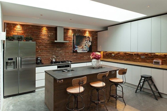 modern-kitchen-design-solution-white-handleless-wall-armários-brick-wall-illuminated
