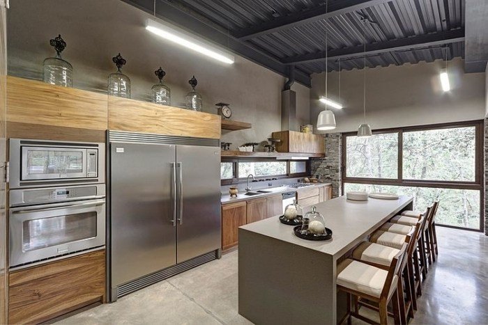 espaçosa-cozinha-teto-alto-armário-parede-integrada-eletrodomésticos-cozinha-ilha-cinza-superfície mate