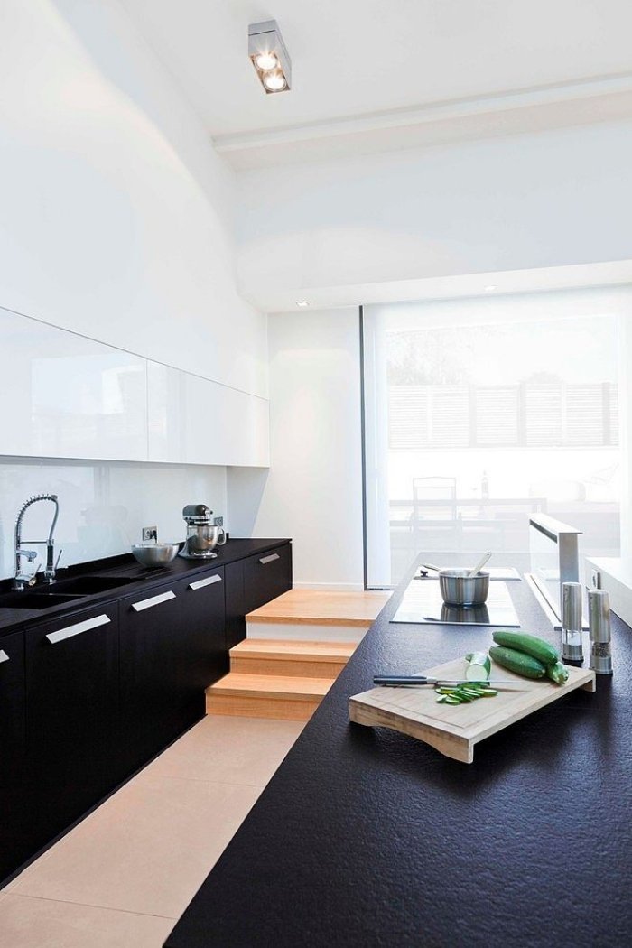 móveis de parede de cozinha -branco-alto-brilho-base de móveis-mate-preto-textura de balcão de cozinha