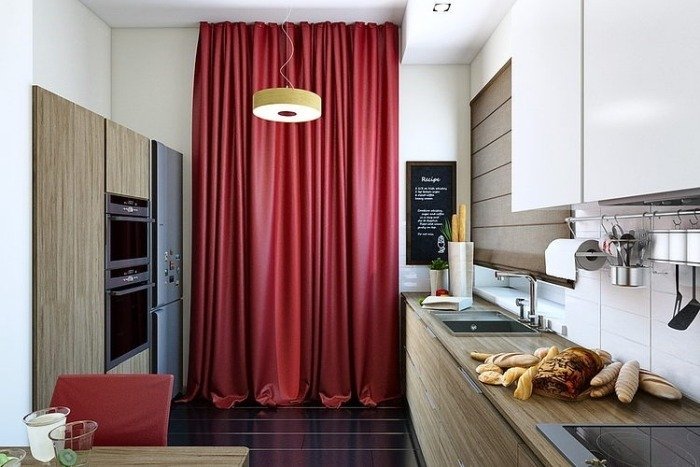 color-design-in-the-kitchen-light-wood-fronts-kitchen-armários-wine-red-curtains