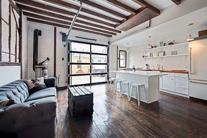 design-loft-apartamento-cozinha-com-ilha-branca-parede-prateleiras-aberto-rústico-vigas de madeira