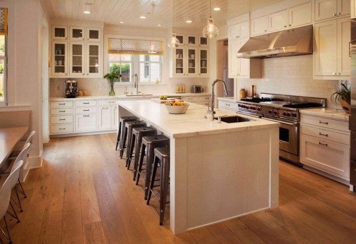 cozinha-moderna-estilo rural-cozinha-parede de fundo-branco-azulejos-cozinha-ilha iluminada