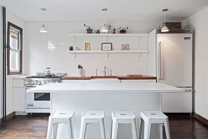 minimalista-branco-cozinha-parede-prateleiras-vintage-geladeira-bancada de madeira maciça