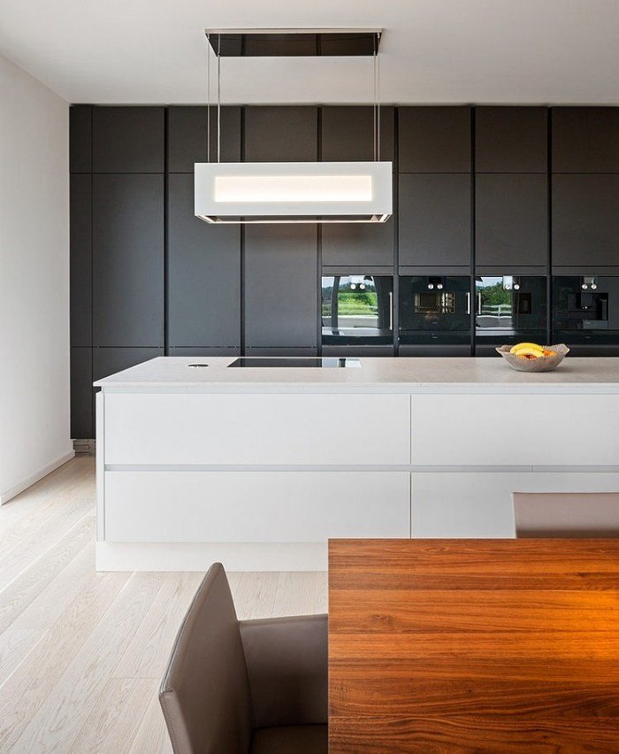 Penthouse-apartamento-cozinha-bloco-integrado-dispositivos-oculto-espaço de armazenamento-mesa de madeira