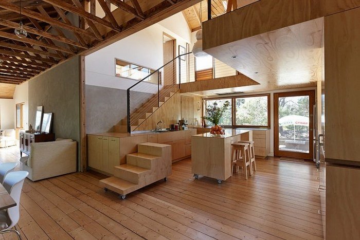 escandinavo-design-cozinha-área-sob-as-escadas-madeira-cozinha-ilha-com-placa de vidro