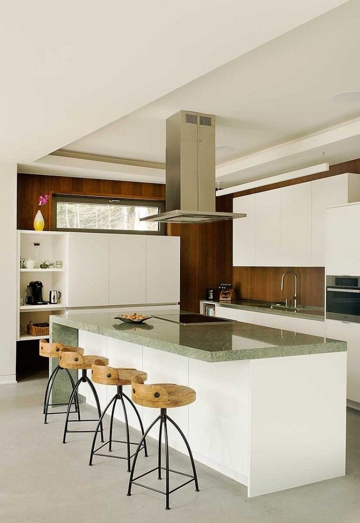 branco-moderno-cozinha-armários-cozinha-ilha-sem-puxadores-paredes-visíveis-com-revestimento de madeira