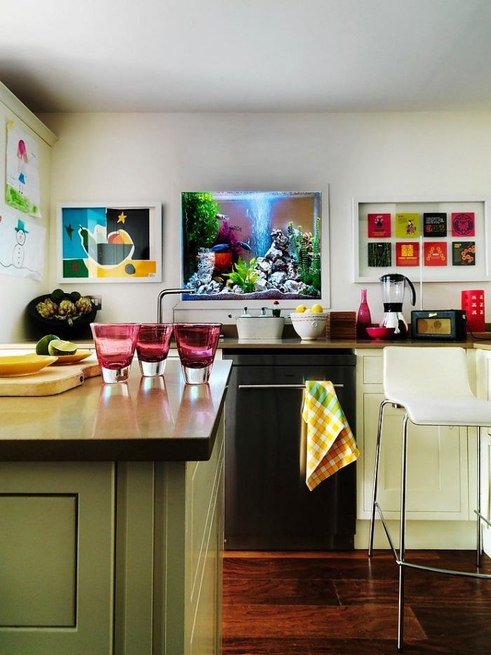 caseira-cozinha-ideias-cozinha-parede posterior-integrada-aquário-pinturas infantis