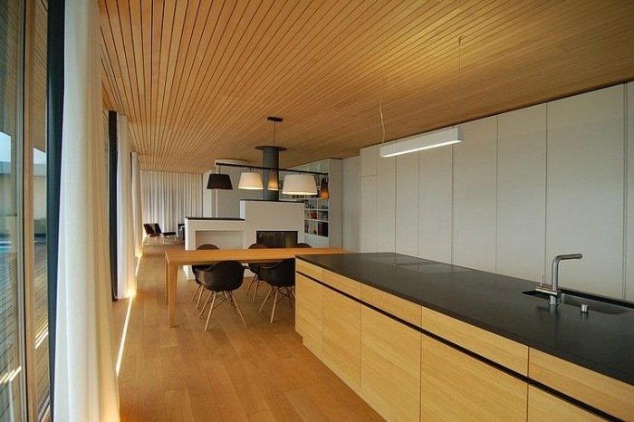 purista-embutido-cozinha-branco-sem manivela-frente-teto com pranchas de madeira