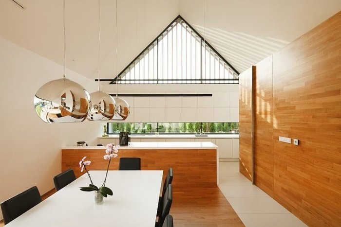 purista-equipada-cozinha-cozinha-armários-madeira-clara-área de jantar-design-cadeiras pretas