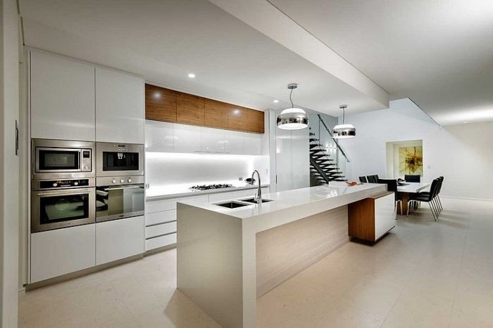 minimalista-alto-brilho-branco-cozinha-madeira-elementos-espaço de armazenamento-integrado-área de jantar