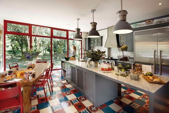 aconchegante-cozinha-com-toque-industrial-vermelho-cadeiras-janelas-perfis de alumínio-piso frio-mediterrâneo