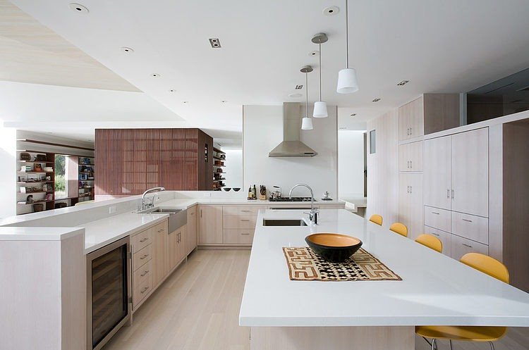 living-room-open-floor plan-corner-kitchen-island-with-dining-place-yellow-design-cadeiras