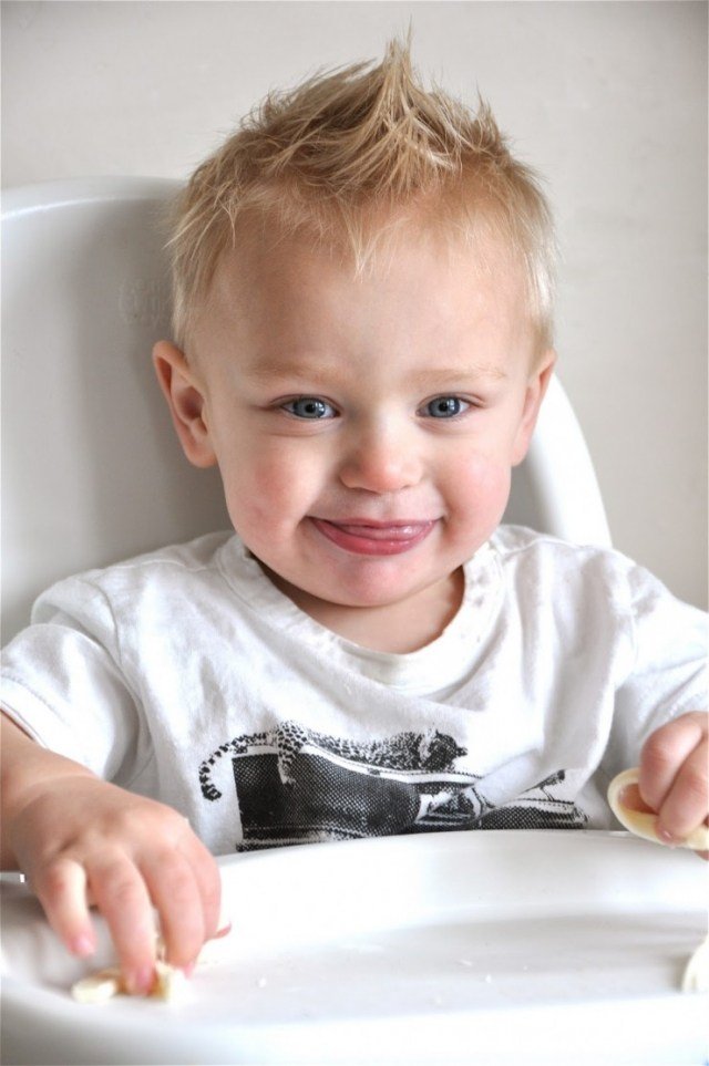 com-gel-altamente-estilizado-cabelo-seções-lindo-bebê-penteado-meninos