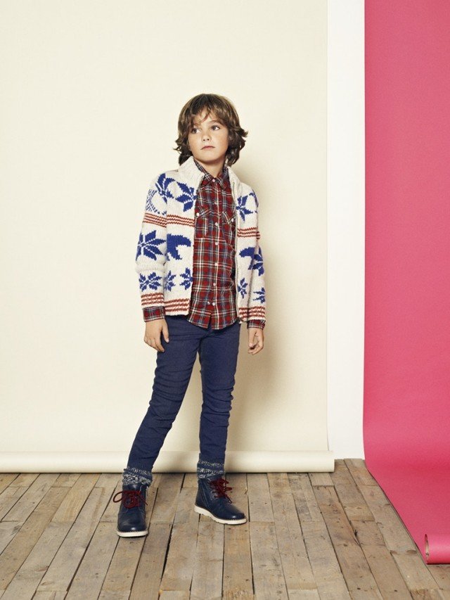 Traje descolado na moda com penteados masculinos e laterais