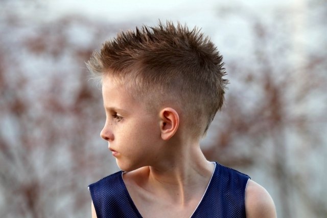 menino-ouriço-com-penteado-ouriço-moderno-nas-laterais-na-parte-de-trás-da-cabeça