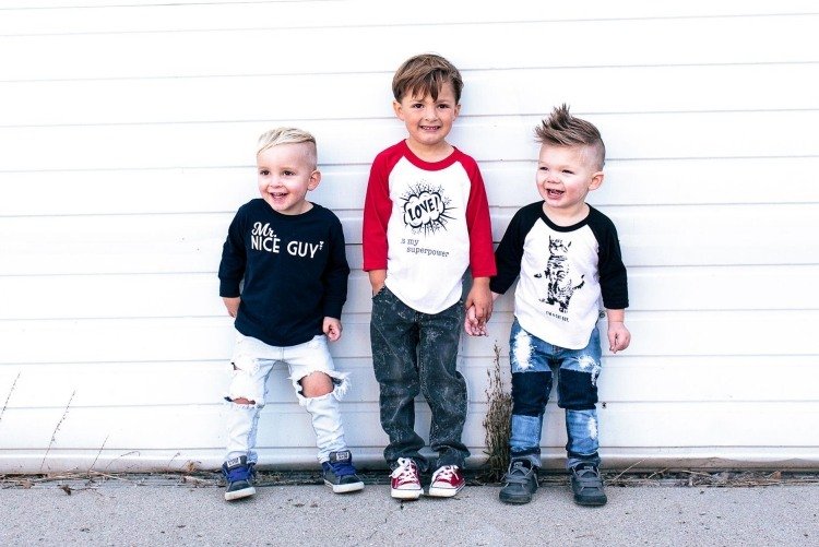 hairstyles-little-boys-cute-fashion-jeans-rasgado-fashion-tênis