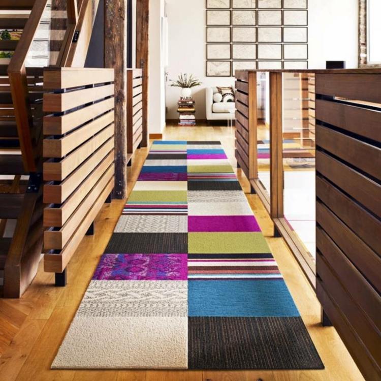 tapete patchwork corredor corredor cores coloridas balaustrada de madeira
