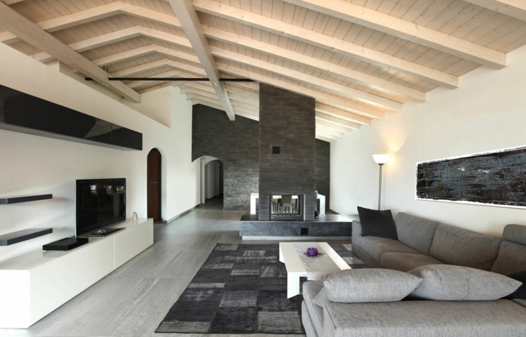 tapete patchwork monocromático interior preto cinza escuro canto sofá teto de madeira