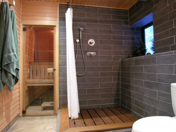 Pequena cabine de duche em azulejo de granito cinzento com piso de madeira