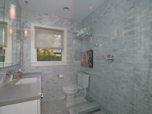 Azulejos de parede de vidro com penteadeira, móveis de banheiro brancos