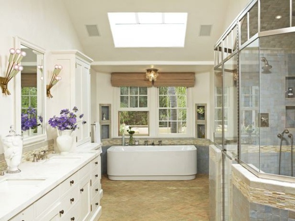 Banheira em azulejo de mármore, armário de madeira, cabine de duche