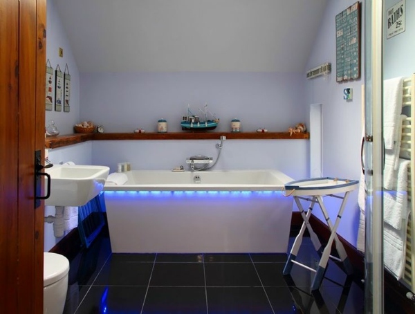 banheiro rústico, banheira, iluminação LED integrada e elegante