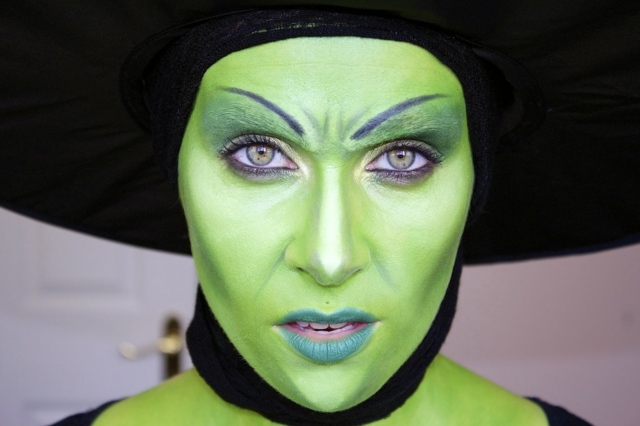 Maquiagem de mulheres com pintura facial verde