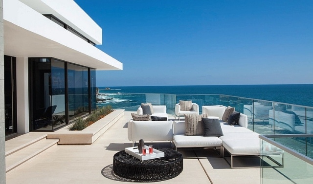 terraço villa luxuosa vista para o mar grade de vidro mobília branca do pátio