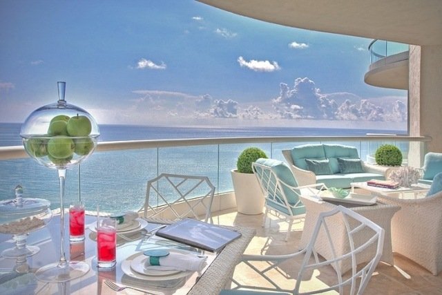 terraço fotos de villa de luxo móveis de jardim branco grade de vidro de rattan vista para o mar