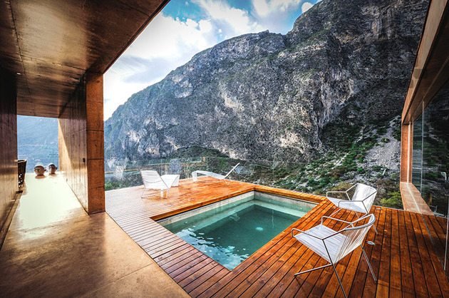 terraço madeira piscina pequena grade de vidro vista montanhas