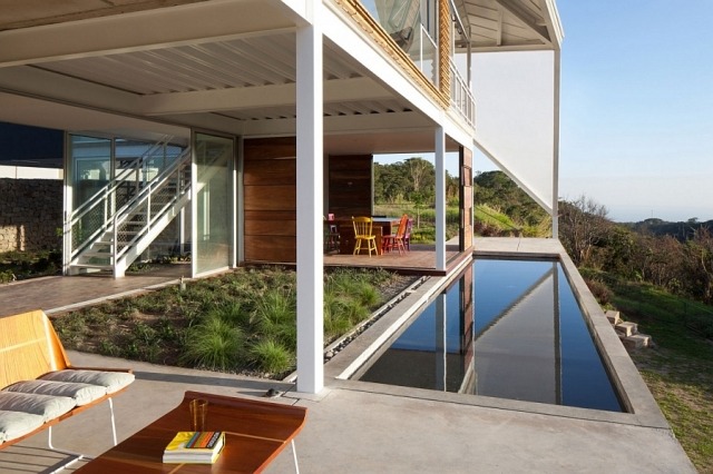 terraço coberto piscina pequeno jardim sala de jantar