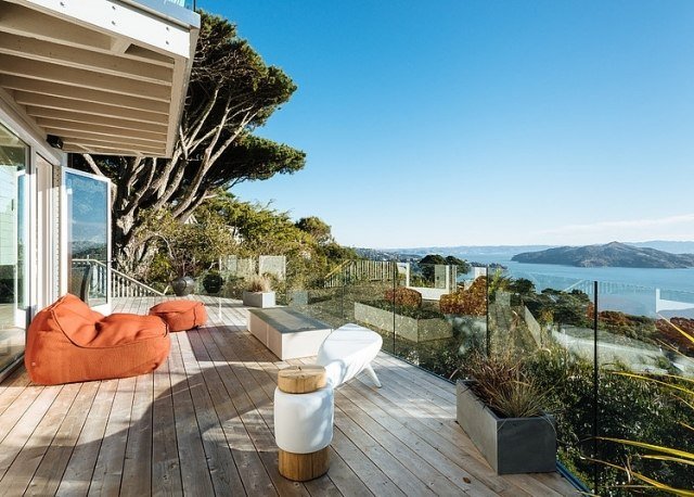 terraço madeira vidro corrimão área de salão de pufe