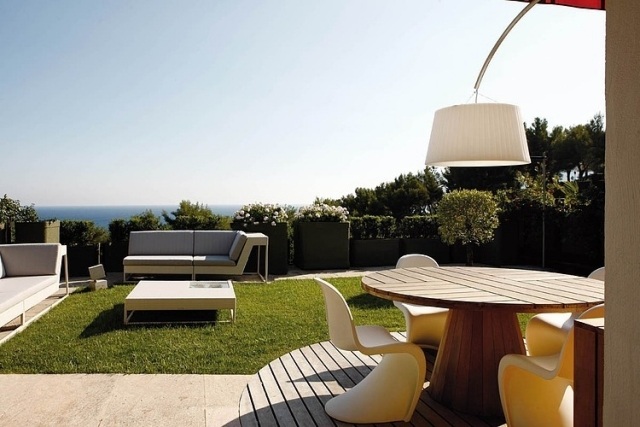 terraço azulejos gramado madeira mesa de jantar redonda
