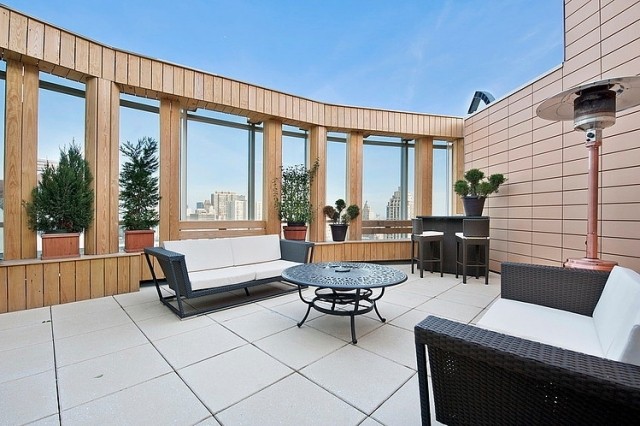 Terraço no telhado com vista para o quebra-vento plantador de madeira, revestimento de piso de ladrilhos