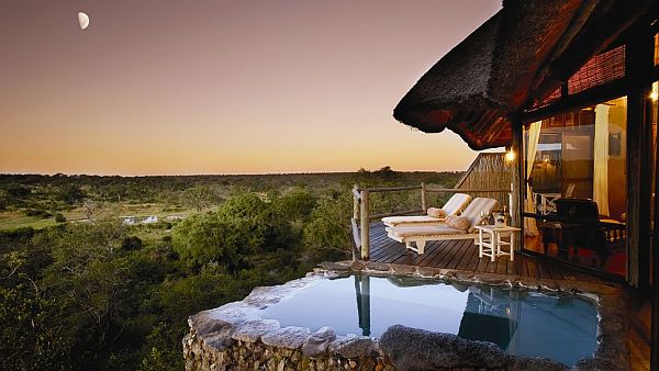 terraço espreguiçadeiras com revestimento de pedra de hidromassagem