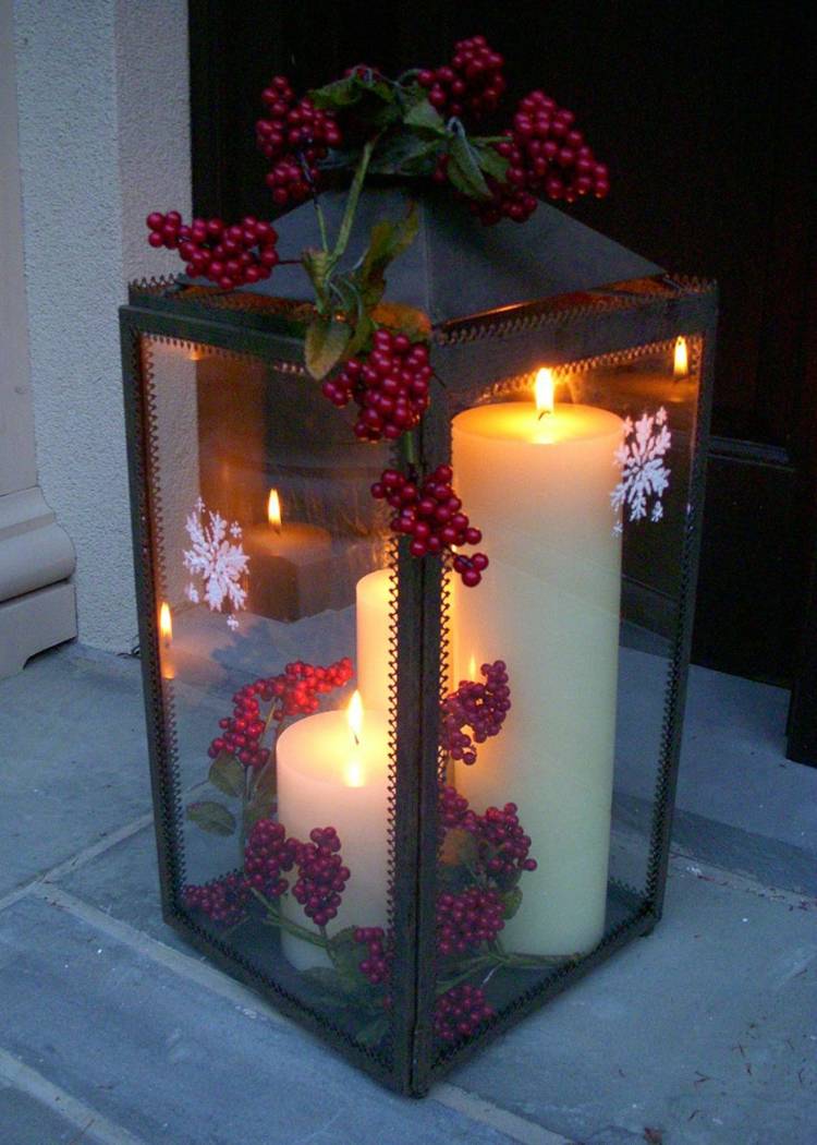 decoração de natal ideias lanterna jardim velas bagas flocos de neve