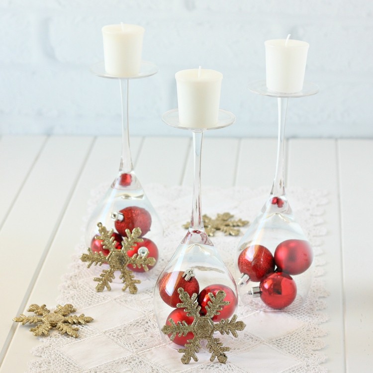 ideias de decoração de natal taças de vinho castiçal ouro bolas de floco de neve vermelhas