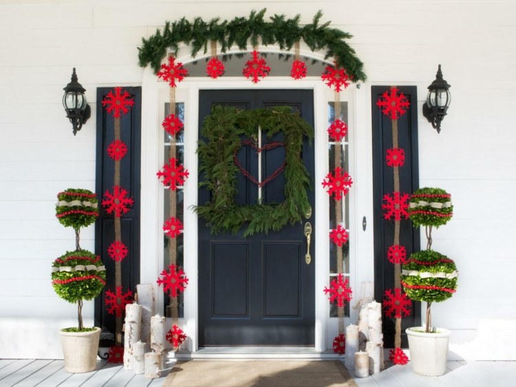 ideias decoração de natal flocos de neve vermelho buxo porta de entrada