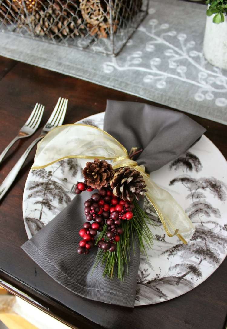 ideias decoração de natal cinza guardanapo fita pinhas bagas