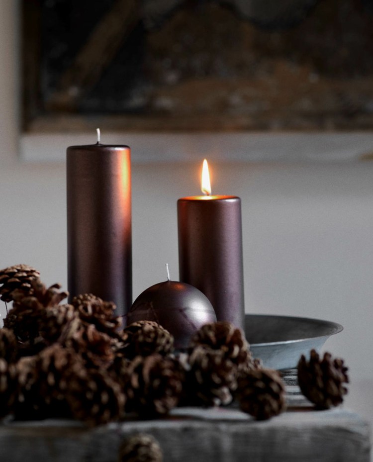 ideias decoração de natal cinza escuro velas pinhas lisas