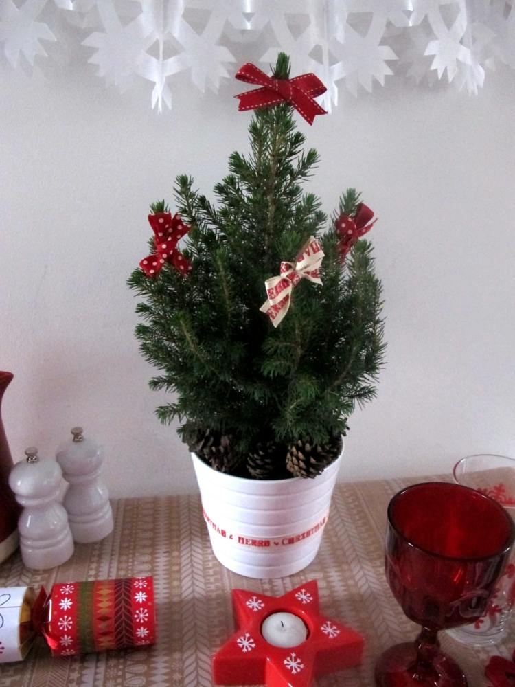 ideias decoração de natal mesa lateral decorar pinheiro pequeno moagem vermelha