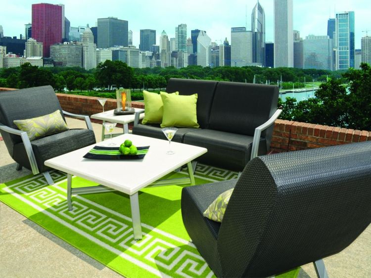 mobiliário de exterior define tendência-verde-acento-tapete-preto-rattan