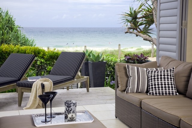 atmosfera de praia mobília do pátio espreguiçadeiras sofás de poli rattan com padrão de almofadas estofadas