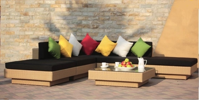 Sofá de canto, móveis de jardim, mesa de centro, almofadas de cores baixas, têxteis