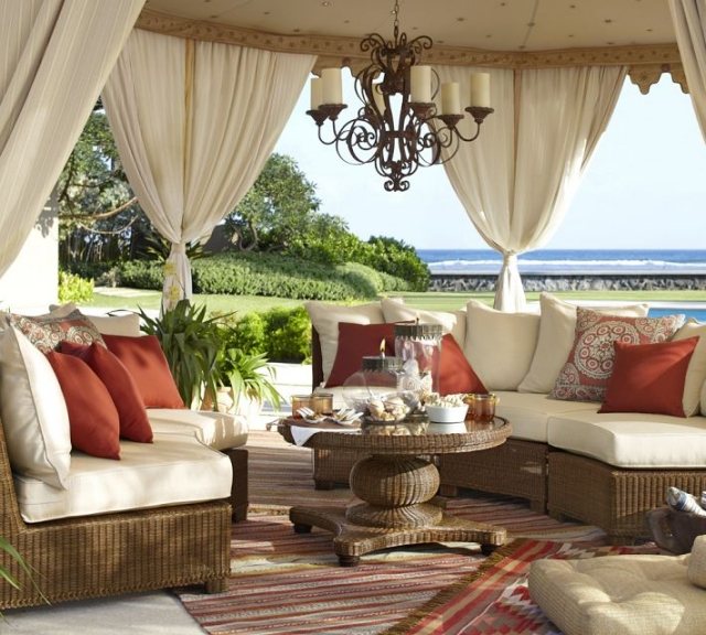 Crie um terraço marítimo com cortinas de dossel com um toque de verão