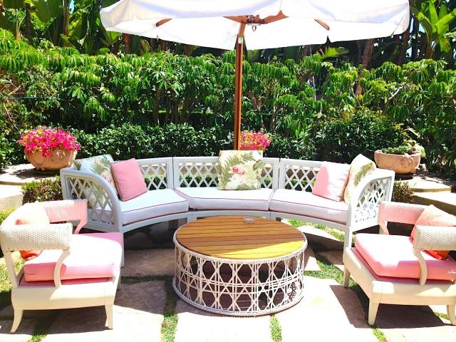 sofá redondo ao ar livre com poltronas guarda-sol nuances de rosa