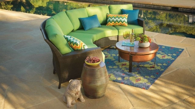móveis de vime, sofá redondo - carpete estofado na mesa lateral verde